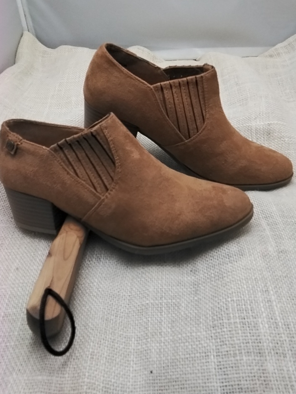 Gloria Vanderbilt Tan Suede Block Heel Ankle Booties